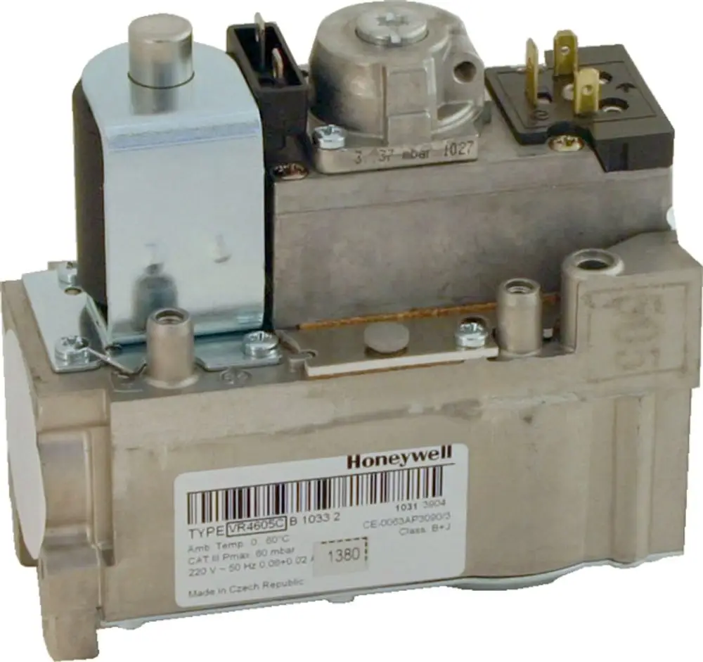 Gaskombiventil von Wolf, ausgestattet mit elektrischen Anschlüssen und mehreren Anschlüssen für Gasleitungen, montiert auf einer metallischen Basis.